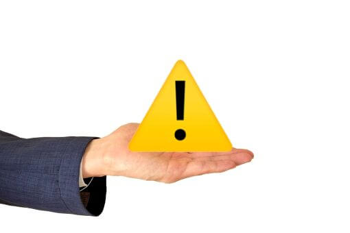 注意マークを持つ男性の手