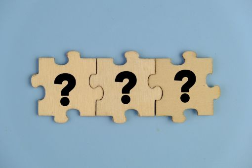繋がっている3つのハテナマークがかかれたパズル